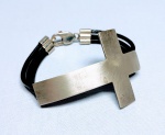 ELEGANTE PULSEIRADE COURO, ADORNADA POR RICO TRABALHO, GUARNIÇÕES E CRUS DE PRATA. ÓTIMO ESTADO DE CONSERVAÇÃO. MEDE APROX 20 CM.