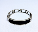 ELEGANTE PULSEIRADE EM PRATA DE LEI TEOR 925 TIPO BRACELETE COM RICO TRABALHO E ACABAMENTO EM COURO. ÓTIMO ESTADO DE CONSERVAÇÃO. MEDE APROX 6,5 CM DE DIÂMETRO X 1,4 CM DE ESPESSURA.