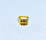 ELEGANTE ANEL DE OURO 18K TEOR 750, DESIGN MODERNO EXCLUSIVO COM LINDA CRAVAÇÃO DE TOPÁZIOS MULTI COLORIDOS. EXCELENTE ESTADO DE CONSERVAÇÃO. PESO 6.1 G. ARO MEDE 1,9 CM. ARMAÇÃO 1,5 X 1,3 CM.