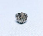 MARAVILHOSO ANEL DE OURO BRANCO 18 K TEOR 750 , CHUVEIRO DE BRILHANTES COM DESIGN EXCLUSIVO DE EXCEPCIONAL OURIVESARIA E MAJESTOSA CRAVAÇÃO DE 26 DIAMANTES DE EXCELENTE QUALIDADE E CLAREZA COM BRILHO PERFEITO DIVIDIDOS EM TRÊS COROAS DE EXTRAORDINÁRIA MONTAGEM, TOTALIZANDO APROX 0.70 CTS. PERFEITO ESTADO DE CONSERVAÇÃO, NÃO APARENTA USO . ARO MEDE 1,8 CM . PESO TOTAL 5.6 GRAMAS .