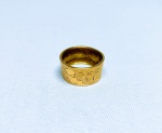 ELEGANTE ANEL DE OURO FINAMENTE DECORADO COM RICO TRABALHO E MOTIVO EGÍPCIO. EXCELENTE ESTADO DE CONSERVAÇÃO. PESO 2.2 GRAMAS, ARO MEDE 1,8 CM.