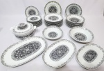 REAL - Lindíssimo aparelho de jantar finamente executado em porcelana de excelente qualidade e manufatura nacional, itens trabalhados com riquíssimos e elegantes motivos florais, composto por 01 sopeira, 02 bowls, 03 travessas, 10 pratos rasos para jantar, 10 pratos rasos para sobremesa e 10 pratos fundos para sopa. Perfeito estado de conservação. Sopeira mede 14 x 26 x 20 cm. Pratos para jantar medem 25 cm de diâmetro cada.