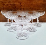 BACCARAT - FRANÇA - Lindíssimo e elegante jogo de seis taças executadas finamente em cristal de tonalidade translúcida de excepcional qualidade e manufatura francesa, adornadas por riquíssimo trabalho de lapidação clássico da marca. Impecável estado de conservação. Medem 11 cm de altura x 09 cm de diâmetro. França meados do Século XX.