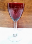 SAINT LOUIS - FRANÇA - Clássico e antigo cálice de coleção finamente executado em cristal de tonalidades vermelho ruby e translúcido, excelente manufatura francesa, adornado por riquíssima e linda lapidação clássica da marca. Mede 14 cm de altura x 6,5 cm de diâmetro. Perfeito estado de conservação. França meados do Século XX.