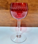 SAINT LOUIS - FRANÇA - Clássico e antigo cálice de coleção finamente executado em cristal de tonalidades vermelho ruby e translúcido, excelente manufatura francesa, adornado por riquíssima e linda lapidação clássica da marca. Mede 13,5 cm de altura x 5,5 cm de diâmetro da boca do bojo. Perfeito estado de conservação. França meados do Século XX.