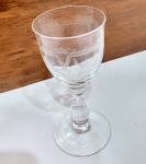 SAINT LOUIS - FRANÇA - Clássico e antigo cálice de coleção finamente executado em cristal de tonalidade translúcida, excelente manufatura francesa, adornado por riquíssima e linda lapidação clássica da marca. Mede 11,5 cm de altura x 5 cm de diâmetro. Perfeito estado de conservação. França meados do Século XX.