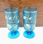ITÁLIA - Clássico e lindo par de taças em cristal veneziano de excelente manufatura, rico trabalho floral com filetes e coberturas á ouro, uma com gravação á mão escrito ´´Bons Annos´´e outra ´´Bôas Festas´´. Medem 13 x 6 cm cada. Bom estado de conservação.