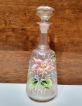 ITÁLIA - Clássica e linda licoreira em cristal veneziano de excelente manufatura, rico trabalho floral com filetes e coberturas á ouro. Mede 21 cm de altura x 7 cm de diâmetro da base. Bom estado de conservação.