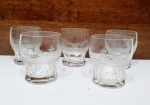 BACCARAT - FRANÇA - Raríssimo e lindo lote composto por 05 copos executados em cristal de tonalidade translúcida de excepcional qualidade e manufatura, ricamente trabalhados com clássica lapidação dedal na base e lapidações jateadas em relevo com motivo de animais. Impecável estado de conservação. França meados do Século XX. Medem 8,5 cm de altura x 7,5 cm de diâmetro.