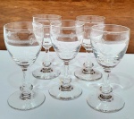 SAINT LOUIS - FRANÇA - Clássico e antigo jogo composto por 05 cálices de coleção finamente executados em cristal de tonalidade translúcida, excelente manufatura francesa, adornados por riquíssima e linda lapidação clássica da marca. Medem 8,5 cm de altura x 4 cm de diâmetro. Perfeito estado de conservação. França meados do Século XX.