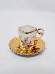 SCHIMIDT - Lindíssima xícara de coleção executada finamente em porcelana de ótima manufatura nacional, ricamente trabalhada com formato de losango, motivo floral e cobertura á ouro. Mede 05 cm de altura x 09 cm de diâmetro. Impecável estado de conservação.