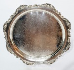 Elegante salva executada em metal espessurado á prata de excelente fundição, ricamente trabalhada com motivos de volutas ao centro, borda ricamente trabalhada com mesmo motivo. Mede aprox. 35,5 cm de diâmetro. Bom estado de conservação.