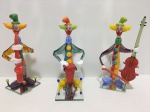 MURANO - Belo e elegante lote composto por três esculturas em vidro artístico de Murano representando alegres Palhaços tocando atabaque, violoncelo e saxofone, ricamente decorados com riquíssimas colorações. Perfeito estado de conservação, medem aproximadamente 17 x 9 cm cada.