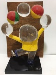INOS CORRADIN com certificado - ''Equilibrista'' - Elegante e belíssima escultura em rara técnica de FiberGlass de excepcional qualidade escultórica, elegantemente montada sobre base de mesmo feitio. Assinado Inos na base. Perfeito estado de conservação. Mede 34 x 19 x 12 cm. Acompanha certificado de autenticidade emitido pelo artista e registrado em cartório. NOTA: Artista premiado e catalogado.1929 Nasce em 14 de novembro, em Vogogna, Piemonti, Itália. Com alguns meses seus pais transferem-se para Montreaux, Suíça Francesa, onde permanece até os 5 anos de idade. Depois, volta para a Itália, em Castelbado, Província de Padova, terra de seus pais, onde passa a infância e juventude. 1945 estuda pintura com o professor Tardivello. 1947Colabora com o pintor Pendini na execução de um mural alusivo aos mártires da resistência italiana, em Castelbaldo, Padova Itália. 1950Chega ao Brasil, estabelecendo-se em Jundiaí, São Paulo. 1951Conhece o pintor argentino Osvaldo Navarro que dirige o Atelier Cooperativa Politone na Vila Mariana, São Paulo. É convidado a fazer parte do núcleo artístico do qual participam, entre outros, os pintores: Ian Woronieki e Geraldo Trindade Leal e mais cinco pintores. 1952Convidado a participar do II Salão Paulista de arte moderna de São Paulo. 1953Chega a Salvador da Bahia com o pintor Trindade Leal. Conhece o grupo artístico baiano da época: Mário Cravo Júnior, Rubens Valentin, Aguinaldo dos Santos, Caribè, Raimundo de Oliveira, Pancetti, Jenner Augusto, Wilson Rocha e Mirabeau Sampaio, o crítico Wilson Rocha e o cantor e compositor Dorival Caymmi. 1954Convidado a participar do Salão Nacional de Arte Moderna do Rio de Janeiro.Osvaldo Gil Navarro o convida a participar da equipe de cenógrafos do Ballet do IV Centenário de São Paulo. Executa cenários para ballet e peças teatrais para Rugero Giacobbi e Aldo Cravo.1955Continua ativo como cenógrafo. 1957Começa uma nova fase de sua vida. Chega a Ibiúna, São Paulo, onde pinta e trabalha com os madeireiros que na época tinham na madeira sua principal fonte de economia, de onde extraia madeira para sua pequena fábrica de brinquedos. Nesta cidade, conhece o seu primeiro e mais importante marchand: Américo Reisfeld, que após cessar suas atividades é sucedido por seu genro, o Sr. Josef Bar-Tzion, que o representa em diversas exposições internacionais. 1960Casa-se com Maria Helena Rolin Carmelo com a qual teve três filhos. 1976É representado pela Sra. Carla Surian Albori com exclusividade européia. 1977Faz sua primeira exposição individual na Galeria de Arte André São Paulo, hoje denominada Nova André Galeria, onde trabalhou com exclusividade para André Blau, desde o começo da década de 60. 1979Contratado para pintar um cenário 8 x 11m para o teatro de Rovigo Itália 1990A Prefeitura de Jundiaí adquire 5 obras, com motivos religiosos, que estão expostos no Velório Municipal Adamastor Fernandes. 1993A Prefeitura Municipal de Jundiaí lhe presta uma homenagem pelos seus 40 Anos de Pintura, organizando uma exposição retrospectiva no Paço Municipal Nova Jundiaí, com obras emprestadas por inúmeros colecionadores. 1997Lança o livro La Visione Incantata na Nova André Galeria, em S.Paulo, com uma exposição. (livro lançado simultaneamente no Brasil e na Europa), lançado por Edas Edizioni DArte Surian. 2001Lança seu livro Venticinque Anni di mostre in Europa, lançado por Edas Edizioni DArte Surian. 2002A Companhia Italiana Costa Navegações lança ao mar o navio Costa Atlântica em Veneza e o contrata para decorar suas cabines com 800 serigrafias e 42 óleos sobre tela.Passa a fazer parte dos anais da Câmara Federal com discurso feito pelo Deputado Federal André Benassi ressaltando sua importância na pintura no Brasil e exterior. 2004Comemora 50 anos de pintura com uma super exposição no Hotel Intercontinental, na Al.Santos em S.Paulo, onde lançou seu livro 50 Anos de Pintura, editado por Auderi Martins. 2005É solicitado pela Prefeitura Municipal de Jundiaí, através do Prefeito Ary Fossen para criar um selo comemorativo dos 350 anos da cidade. Este selo também foi lançado pela Empresa Brasileira de Correios e Telégrafos. 2006É homenageado pela Associação Terapêutica de Estimulação Auditiva e Linguagem - ATEAL, juntamente com a Prefeitura Municipal de Jundiaí, em função de sua benemerência com as crianças assistidas dessa ONG, que inclusive reproduziram de forma singular algumas de suas obras. 2007Pinta o óleo sobre tela Tributo à Serra do Japi (l,80 x 9,00m), cuja réplica transformada num painel de 9,00 e 4,5 metros, encontra-se em exposição permanente na Rodoviária de Jundiaí, a convite do Prefeito Ary Fossen. 2008Lançamento do documentário INOS que traça um panorama de sua vida artística nos seus 56 anos de carreira, bem como curiosidades de sua vida pessoal. 2009Ano em que Inos completa 80 anos. As comemorações começaram em maio, na Itália, onde ele foi homenageado pela Prefeitura de Padova, através do Prefeito Flavio Zanonato, com uma exposição num Palácio Medieval do século XVI, na Salla della Gran Guardia na Piazza dei Signori.Em setembro, Inos fecha as comemorações com uma grande exposição na Nova André Galeria, onde trabalhou com exclusividade por 30 anos. Inos retorna à sua velha casa, depois de percorrer um longo caminho com mais de 200 exposições internacionais.Ainda em 2009,lança a 2ª edição do livro 50 Anos de Pintura com uma noite de autógrafos na Livraria da Vila, Al.Lorena em S.Paulo; 2010A Prefeitura de Jundiaí, por iniciativa do prefeito, Sr. Miguel Haddad, presta-lhe uma homenagem pelos seus 80 anos com uma exposição de esculturas e fotos de sua carreira ao lado de familiares e celebridades do mundo das artes, da música e da política nacional e internacional. O momento mais emocionante da homenagem foi o espetáculo musical, organizado por sua assessora Sandra Carnio, chamado Um concerto para Inos com músicas que retrataram momentos marcantes da vida do pintor, tendo à frente a cantora Clarina Fasanaro e músicos convidados.A convite do artista Ivald Granato passa a integrar o Grupo dos Onze (G11). O referido grupo é composto de renomados artistas da atualidade, dentre eles Cláudio Tozzi, Mario Gruber, Peticov, entre outros.A escultura O Saxofonista é escolhida para premiar sessenta grandes nomes da indústria musical brasileira no evento Expo Show Business, promovido por Tom Gomes. Dentre os premiados, Dody Serena, empresário do cantor Roberto Carlos, Guto Graça Mello, produtor musical da TV Globo, Marcelo Castello Branco, presidente da gravadora EMI e José Celso Guida, diretor geral da gravadora Biscoito Fino. 2011É homenageado com a exposição Gabinete de Arte Inos Corradin na Câmara Federal Brasília - DF , por ocasião do Momento Itália/Brasil. Inos que chegou ao Brasil na década de 50 é um símbolo da ligação e amizade entre brasileiros e italianos. 2013É homenageado na cidade de Padova - Itália, com o prêmio "Città di Padova 2013" pela sua trajetória artística.