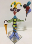 MURANO - Bela e elegante Escultura em vidro artístico de Murano representando alegre palhaço segurando guarda-chuva e balões decorado com riquíssima coloração. Perfeito estado de conservação, mede aproximadamente 17 x 9 cm.