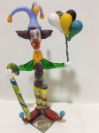 MURANO - Bela e elegante Escultura em vidro artístico de Murano representando alegre palhaço segurando bengala e balões decorado com riquíssima coloração. Perfeito estado de conservação, mede aproximadamente 17 x 9 cm.