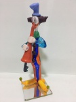 MURANO - Bela e elegante Escultura em vidro artístico de Murano representando alegre palhaço decorado com riquíssimas colorações. Perfeito estado de conservação, mede aproximadamente 17 x 9 cm.