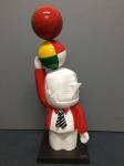 INOS CORRADIN com certificado - ''Equilibrista'' - Elegante e belíssima escultura em rara técnica de FiberGlass de excepcional qualidade escultórica, elegantemente montada sobre base de mesmo feitio. Assinado Inos na base. Perfeito estado de conservação. Mede 47 x 17 x 16 cm. Acompanha certificado de autenticidade emitido pelo artista e registrado em cartório. NOTA: Artista premiado e catalogado.1929 Nasce em 14 de novembro, em Vogogna, Piemonti, Itália. Com alguns meses seus pais transferem-se para Montreaux, Suíça Francesa, onde permanece até os 5 anos de idade. Depois, volta para a Itália, em Castelbado, Província de Padova, terra de seus pais, onde passa a infância e juventude. 1945 estuda pintura com o professor Tardivello. 1947Colabora com o pintor Pendini na execução de um mural alusivo aos mártires da resistência italiana, em Castelbaldo, Padova Itália. 1950Chega ao Brasil, estabelecendo-se em Jundiaí, São Paulo. 1951Conhece o pintor argentino Osvaldo Navarro que dirige o Atelier Cooperativa Politone na Vila Mariana, São Paulo. É convidado a fazer parte do núcleo artístico do qual participam, entre outros, os pintores: Ian Woronieki e Geraldo Trindade Leal e mais cinco pintores. 1952Convidado a participar do II Salão Paulista de arte moderna de São Paulo. 1953Chega a Salvador da Bahia com o pintor Trindade Leal. Conhece o grupo artístico baiano da época: Mário Cravo Júnior, Rubens Valentin, Aguinaldo dos Santos, Caribè, Raimundo de Oliveira, Pancetti, Jenner Augusto, Wilson Rocha e Mirabeau Sampaio, o crítico Wilson Rocha e o cantor e compositor Dorival Caymmi. 1954Convidado a participar do Salão Nacional de Arte Moderna do Rio de Janeiro.Osvaldo Gil Navarro o convida a participar da equipe de cenógrafos do Ballet do IV Centenário de São Paulo. Executa cenários para ballet e peças teatrais para Rugero Giacobbi e Aldo Cravo.1955Continua ativo como cenógrafo. 1957Começa uma nova fase de sua vida. Chega a Ibiúna, São Paulo, onde pinta e trabalha com os madeireiros que na época tinham na madeira sua principal fonte de economia, de onde extraia madeira para sua pequena fábrica de brinquedos. Nesta cidade, conhece o seu primeiro e mais importante marchand: Américo Reisfeld, que após cessar suas atividades é sucedido por seu genro, o Sr. Josef Bar-Tzion, que o representa em diversas exposições internacionais. 1960Casa-se com Maria Helena Rolin Carmelo com a qual teve três filhos. 1976É representado pela Sra. Carla Surian Albori com exclusividade européia. 1977Faz sua primeira exposição individual na Galeria de Arte André São Paulo, hoje denominada Nova André Galeria, onde trabalhou com exclusividade para André Blau, desde o começo da década de 60. 1979Contratado para pintar um cenário 8 x 11m para o teatro de Rovigo Itália 1990A Prefeitura de Jundiaí adquire 5 obras, com motivos religiosos, que estão expostos no Velório Municipal Adamastor Fernandes. 1993A Prefeitura Municipal de Jundiaí lhe presta uma homenagem pelos seus 40 Anos de Pintura, organizando uma exposição retrospectiva no Paço Municipal Nova Jundiaí, com obras emprestadas por inúmeros colecionadores. 1997Lança o livro La Visione Incantata na Nova André Galeria, em S.Paulo, com uma exposição. (livro lançado simultaneamente no Brasil e na Europa), lançado por Edas Edizioni DArte Surian. 2001Lança seu livro Venticinque Anni di mostre in Europa, lançado por Edas Edizioni DArte Surian. 2002A Companhia Italiana Costa Navegações lança ao mar o navio Costa Atlântica em Veneza e o contrata para decorar suas cabines com 800 serigrafias e 42 óleos sobre tela.Passa a fazer parte dos anais da Câmara Federal com discurso feito pelo Deputado Federal André Benassi ressaltando sua importância na pintura no Brasil e exterior. 2004Comemora 50 anos de pintura com uma super exposição no Hotel Intercontinental, na Al.Santos em S.Paulo, onde lançou seu livro 50 Anos de Pintura, editado por Auderi Martins. 2005É solicitado pela Prefeitura Municipal de Jundiaí, através do Prefeito Ary Fossen para criar um selo comemorativo dos 350 anos da cidade. Este selo também foi lançado pela Empresa Brasileira de Correios e Telégrafos. 2006É homenageado pela Associação Terapêutica de Estimulação Auditiva e Linguagem - ATEAL, juntamente com a Prefeitura Municipal de Jundiaí, em função de sua benemerência com as crianças assistidas dessa ONG, que inclusive reproduziram de forma singular algumas de suas obras. 2007Pinta o óleo sobre tela Tributo à Serra do Japi (l,80 x 9,00m), cuja réplica transformada num painel de 9,00 e 4,5 metros, encontra-se em exposição permanente na Rodoviária de Jundiaí, a convite do Prefeito Ary Fossen. 2008Lançamento do documentário INOS que traça um panorama de sua vida artística nos seus 56 anos de carreira, bem como curiosidades de sua vida pessoal. 2009Ano em que Inos completa 80 anos. As comemorações começaram em maio, na Itália, onde ele foi homenageado pela Prefeitura de Padova, através do Prefeito Flavio Zanonato, com uma exposição num Palácio Medieval do século XVI, na Salla della Gran Guardia na Piazza dei Signori.Em setembro, Inos fecha as comemorações com uma grande exposição na Nova André Galeria, onde trabalhou com exclusividade por 30 anos. Inos retorna à sua velha casa, depois de percorrer um longo caminho com mais de 200 exposições internacionais.Ainda em 2009,lança a 2ª edição do livro 50 Anos de Pintura com uma noite de autógrafos na Livraria da Vila, Al.Lorena em S.Paulo; 2010A Prefeitura de Jundiaí, por iniciativa do prefeito, Sr. Miguel Haddad, presta-lhe uma homenagem pelos seus 80 anos com uma exposição de esculturas e fotos de sua carreira ao lado de familiares e celebridades do mundo das artes, da música e da política nacional e internacional. O momento mais emocionante da homenagem foi o espetáculo musical, organizado por sua assessora Sandra Carnio, chamado Um concerto para Inos com músicas que retrataram momentos marcantes da vida do pintor, tendo à frente a cantora Clarina Fasanaro e músicos convidados.A convite do artista Ivald Granato passa a integrar o Grupo dos Onze (G11). O referido grupo é composto de renomados artistas da atualidade, dentre eles Cláudio Tozzi, Mario Gruber, Peticov, entre outros.A escultura O Saxofonista é escolhida para premiar sessenta grandes nomes da indústria musical brasileira no evento Expo Show Business, promovido por Tom Gomes. Dentre os premiados, Dody Serena, empresário do cantor Roberto Carlos, Guto Graça Mello, produtor musical da TV Globo, Marcelo Castello Branco, presidente da gravadora EMI e José Celso Guida, diretor geral da gravadora Biscoito Fino. 2011É homenageado com a exposição Gabinete de Arte Inos Corradin na Câmara Federal Brasília - DF , por ocasião do Momento Itália/Brasil. Inos que chegou ao Brasil na década de 50 é um símbolo da ligação e amizade entre brasileiros e italianos. 2013É homenageado na cidade de Padova - Itália, com o prêmio "Città di Padova 2013" pela sua trajetória artística.