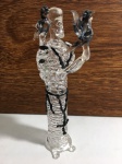 ALEMANHA - Belíssima e delicada escultura representando São Francisco finamente executada em cristal de ótima qualidade e manufatura alemã de tonalidades translúcida e preto. Mede aproximadamente 17 x 7 cm. Excelente estado de conservação.