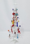 MURANO - Bela Escultura em vidro artístico de Murano representando alegre árvore de Natal adornada por 18 pingentes variados de mesmo feitio. Perfeito estado de conservação, mede aproximadamente 43 cm de altura.