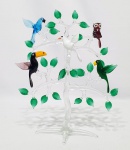 MURANO - Bela Escultura em cristal representando alegre árvore adornada por 05 aves de mesmo feitio (coruja, papagaio, arara azul, tucano e pomba branca). Perfeito estado de conservação, mede aproximadamente 25 x 20 cm.