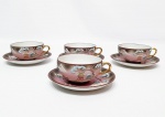 MARCA REGISTRADA H - JAPÃO - Lindíssimo lote composto por 04 xícaras para chá finamente executadas em porcelana de ótima manufatura oriental, ricamente decoradas com filetes e coberturas a ouro adornadas por motivos de cenas orientais. Xícaras medem 05 x 13 cm cada. Perfeito estado de conservação. Japão meados do Século XX.