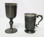 JOHN SOMERS X MG - Antigo lote composto por uma caneca e um cálice executados em estanho de ótima fundição. Impecável estado de conservação. Cálice mede 16,5 x 07 cm.
