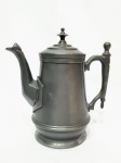LIARTE - Antiga chaleira executada em estanho de excelente fundição e manufatura nacional. Mede 17 x 17 x 7,5 cm. Perfeito estado de conservação.