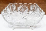 REPÚBLICA TCHECA - Lindíssimo centro de mesa executado finamente em cristal da Bohemia de excelente qualidade e manufatura, adornada por elegante e clássica variações de lapidação padrão da marca. Impecável estado de conservação. Mede 12 x 20 x 20 cm. Meados do Século XX.
