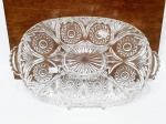 REPÚBLICA TCHECA - Lindíssima petisqueira finamente executada em cristal da Bohemia de excelente qualidade e manufatura, adornada por elegante e clássica variações de lapidação padrão da marca. Impecável estado de conservação. Mede 35x 21 cm. Meados do Século XX.