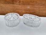 Elegante pandam de delicadas bombonieres em cristal de excelente qualidade, adornadas por ricas lapidações. Maior mede 05 x 11 x 6,5 cm. Perfeito estado de conservação.