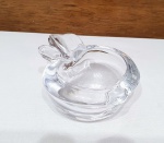 Elegante cinzeiro executado em vidro artístico de murano, design moderno e exclusivo com motivo de maçã. Mede 05 x 11 x 9,5 cm. Bom estado de conservação.