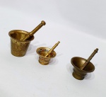 Delicado lote composto por três almofarizes, sendo dois em bronze de ótima fundição e um em metal dourado ricamente trabalhado com cores vibrantes. Ambos acompanham seus respectivos pistilos. Maior mede 05 x 5,5 cm. Bom estado de conservação.