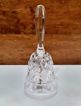 Lindo e elegante sino finamente executado em cristal de ótima qualidade e manufatura, adornado por riquíssima lapidação. Mede 15,5 x 7,5 cm. Perfeito estado de conservação.