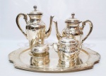 FRACALANZA - Clássico conjunto para chá e café, finamente executado em metal espessurado á prata de excelente manufatura e fundição, peças adornadas por riquíssimos trabalhos. Composto por 01 bandeja, 01 bule, 01 chaleira, 01 manteigueira e 01 açucareiro. Ótimo estado de conservação. Marca sobre a base da preciosa manufatura Fracalanza. Brasil meados do séc. XX. maiores peças , Bandeja mede 48 x 33 cm. e bule 25,5 x 21 x 08 cm.