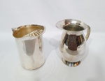 BEL PRATA - Elegante pandam de jarras finamente trabalhadas em metal espessurado á prata de ótima fundição e manufatura. Ambas em bom estado de conservação. Maior mede 20 x 19 x 11 cm. Bom estado de conservação.