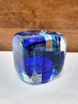 Elegante peso finamente executado em murano de excelente qualidade e manufatura, rico trabalho com bolhas em tonalidades translúcida e tons de azul, desgin moderno em formato quadricular. Mede 10 x 11 x 10 cm. Perfeito estado de conservação.