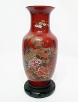 Lindíssimo vaso finamente trabalhado em porcelana oriental de ótima qualidade e manufatura, ricamente adornado por belíssimo e vibrante motivo floral, filete á ouro na borda, apoiado sobre base de madeira com detalhes vazados. Gravação de manufatura abaixa do vaso. Mede 23 cm de altura x 07 cm de diâmetro da boca. Perfeito estado de conservação.