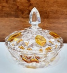 Charmosa compoteira executada finamente em cristal de tonalidades translúcida e âmbar, ricamente lapidada sustentada por três pés de mesmo feitio. Mede 13 cm de altura x 15 cm de diâmetro. Perfeito estado de conservação.