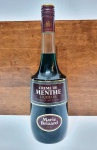 Licor francês de menta Marie Brizard, garrafa de coleção antiga lacrada e sem evaporação, 1Litro. Mede 31 cm de altura x 09 cm de diâmetro da base.