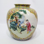 Grande e lindíssimo vaso finamente executado em porcelana de ótima manufatura oriental, adornado por riquíssimo trabalho floral e com motivos de cenas orientais. Perfeito estado de conservação. Mede 23 x 23 cm.