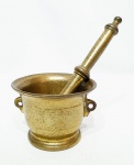 Antigo almofariz executado finamente em bronze de excelente fundição, pistilo de mesmo feitio, possui duas alças nas laterais. Mede 08 cm de altura x 11 cm de diâmetro, pistilo mede 20 cm de comprimento. Bom estado de conservação.