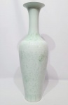 Grandioso e lindíssimo vaso executado em porcelana de excelente qualidade e manufatura oriental, adornado por riquíssimo trabalho floral. Mede 55 cm de altura x 12,5 cm de diâmetro da boca. Impecável estado de conservação. Oportunidade!