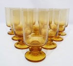 CRISTAIS PRADO - Elegante e clássico jogo de 10 taças finamente executadas em cristal de excelente manufatura nacional, tonalidade âmbar translúcido e haste lapidada. Mede 13 cm de altura x 07 cm de diâmetro. Perfeito estado de conservação.