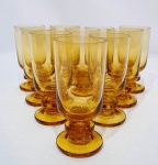 CRISTAIS PRADO - Elegante e clássico jogo de 10 taças finamente executadas em cristal de excelente manufatura nacional, tonalidade âmbar translúcido e haste lapidada. Mede 11,5 cm de altura x 5,5 cm de diâmetro. Perfeito estado de conservação.