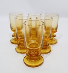 CRISTAIS PRADO - Elegante e clássico jogo de 06 cálices finamente executados em cristal de excelente manufatura nacional, tonalidade âmbar translúcido e haste lapidada. Mede 8,5 cm de altura x 04 cm de diâmetro. Perfeito estado de conservação.