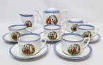 ALEMANHA - Elegante jogo de chá finamente executado em porcelana de excelente manufatura e qualidade alemã, ricamente trabalhada com motivos de cenas antigas europeias. Composto por 01 chaleira, 01 leiteira, 01 açucareiro e 05 xícaras para chá com seus respectivos pires. Chaleira mede 15 x 21 x 9,5 cm. Xícaras medem 6,5 x 14 cm. Perfeito estado de conservação. Alemanha meados do Século XX.
