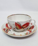 IMPERIAL - ST. PETERSBURG - RÚSSIA - Raríssima e bela xícara de chá de coleção finamente executada em porcelana de excelente qualidade e manufatura, adornada por ricos detalhes com cores vibrantes e filetes a ouro. Mede 6,5 cm de altura x 15 cm de diâmetro. Impecável estado de conservação.