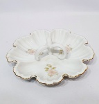 WINROSE - ESTADOS UNIDOS - Lindíssima e rara petisqueira finamente trabalhada em porcelana de excelente manufatura norte-americana, ricamente trabalhada com motivos florais e filetes á ouro nas belíssimas bordas. Mede aprox. 5 x 21 cm. Perfeito estado de conservação.
