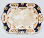 IMPERIAL - JAPÃO - Belíssima petisqueira finamente trabalhada em porcelana de excelente manufatura oriental, elegantemente trabalhada por riquíssima ornamentação floral e filetes á ouro. Mede 33,5 x 25 cm. Bom estado de conservação. Japão meados do Século XX.